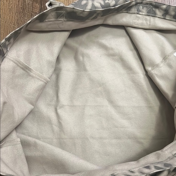 ALO Yoga Patterned Tote Bag in Gray and Cream - Picture 9 of 9